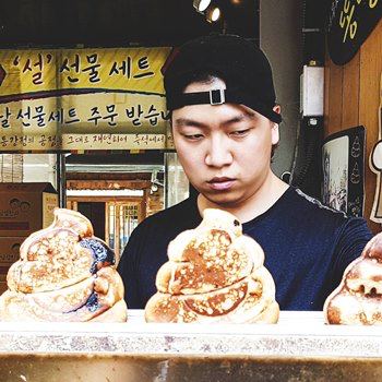 В Южной Корее идет один из самых громких процессов последних лет Охранника из Южной Кореи судят потому что тот съел одно пирожное и булочку с кремом Инцидент произошёл ещё в январе 2024 года во время ночной смены охранник взял из холодильника сладость предназначенную для перекуса водителей И это заметил один из менеджеров компании и вызвал полицию После вмешательства полиции 39 сотрудников компании признались что делали то же самое без каких либо проблем Несмотря на всё это полиция продолжила расследование охраннику грозило лишение работы и штраф около 26 000 рублей В мае 2025 года через мужчину признали виновным его оштрафовали на 2 700 рублей Судья постановил что охранник не должен был брать булочку так как обязан был знать что у водителя нет полномочий делиться корпоративным Чокопаем В стране начались массовые протесты и охранника оправдали но история на этом не закончилась Сейчас прокуроры хотят подать апелляцию в Верховный суд чтобы все таки посадить или оштрафовать охранника