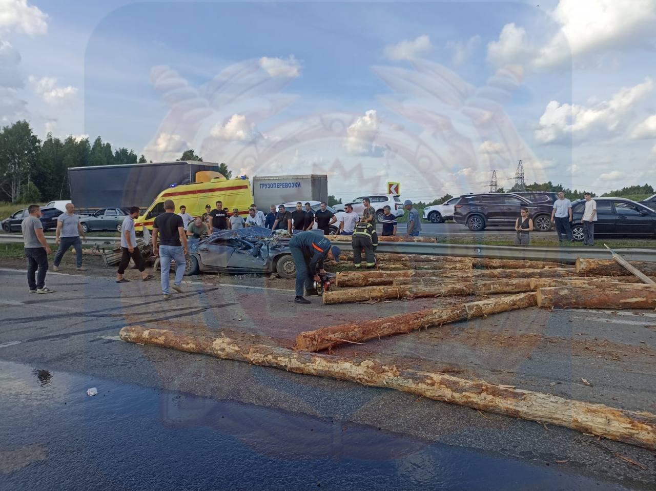 Сегодня в Елабужском районе водитель грузового автомобиля, по предварительным данным, не выбрал безопасную скорость и опрокинулся на проезжую часть. После чего бревна, находящиеся в грузовом автомобиле, повредили легковой автомобиль Лада. В результате водители грузового и легкового автомобилей госпитализированы. Обстоятельства происшествия выясняются. ‼ Госавтоинспекция МВД по Республике Татарстан призывает соблюдать ПДД!