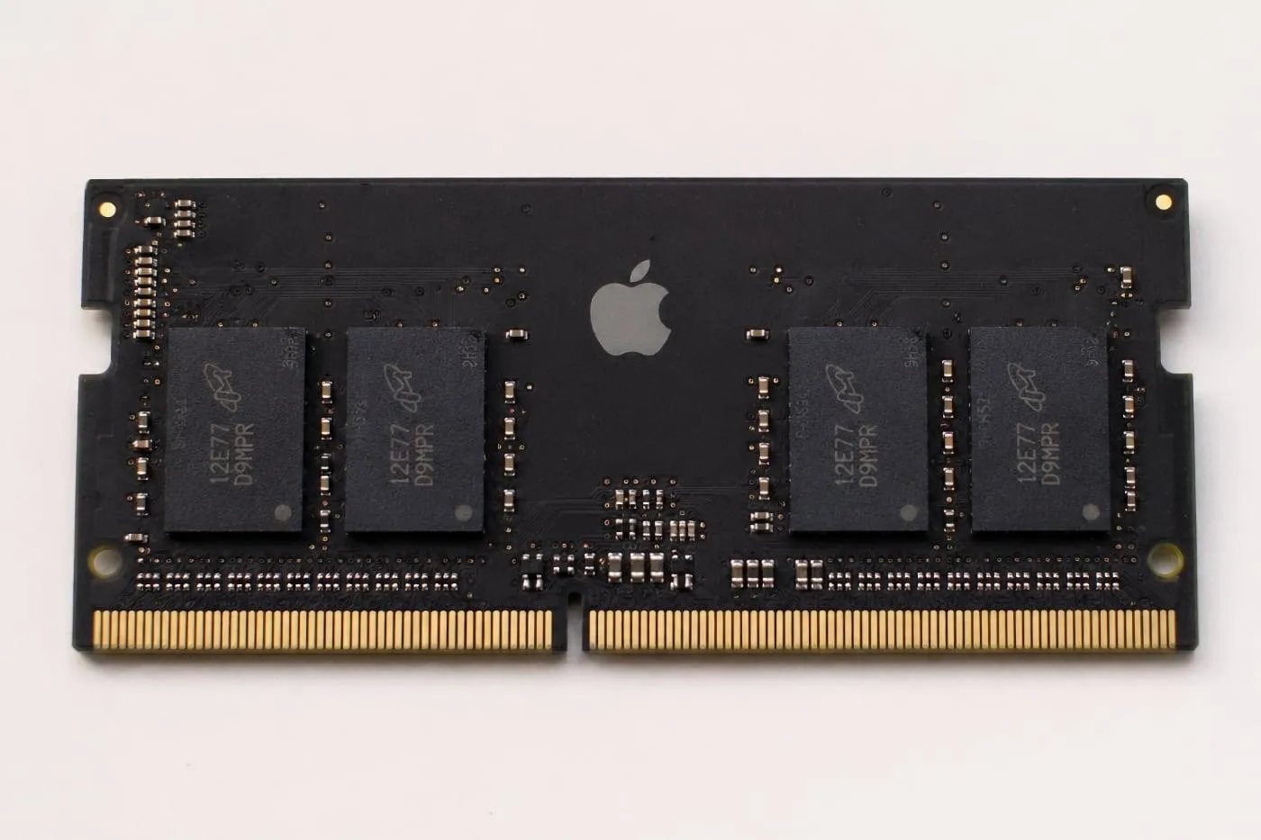 Память снова подорожает Apple поделилась прогнозом на ближайшие годы Гендиректор Apple Тим Кук заявил что цены на память выросли в первом квартале 2026 года Компания ожидает значительного роста затрат на память во втором квартале и в последующие годы Цены на память будут оказывать всё большее влияние на Apple Пока Apple сглаживает рост расходов за счёт продажи ранее накопленных запасов Однако по мере их исчерпания компании придётся тратить больше   www iphones ru 1370440 новости iphonesru