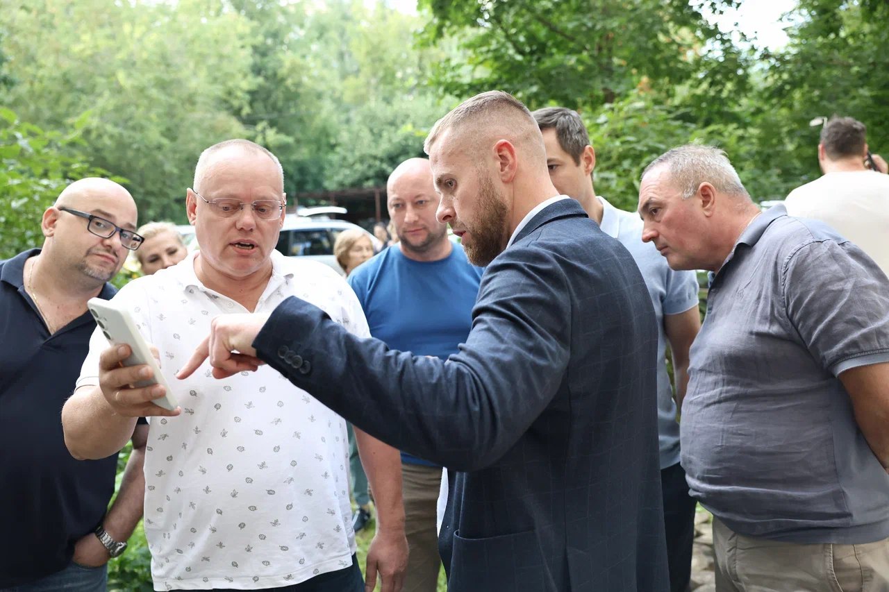 В Мытищах обновляют подъезды и фасады многоквартирных домов  В Московской области продолжается реализация региональной программы «Мой подъезд». Комплексные мероприятия по ремонту многоквартирных домов идут полным ходом. В доме № 28/2 на Новомытищинском проспекте завершаются внутренние работы по благоустройству входных групп и лестничных пролетов.  В этом квартале уже проведены достаточно большие работы по капитальному ремонту зданий. В рамках муниципальной программы «Формирование современной комфортной городской среды» управляющая компания при совместном финансировании муниципалитета проводит работы по ремонту подъездов.  «Этот дом с большой историей, расположен в центральной части города и здесь мы стремились сохранить его исторический облик, – рассказал заместитель главы городского округа Мытищи Александр Хаюров. – В ходе выездного мероприятия проверили ход работ по ремонту подъездов. Замечаний от жителей нет, все сделано качественно. Есть ряд вопросов по благоустройству территории и оформлению отливов, все они взяты на контроль и будут решены в ближайшее время».  Особое внимание уделяется обновлению входной группы, фасада, установке новых козырьков и навесов, обеспечению удобства входа в дом, замене и восстановлению входных дверей. Проводится монтаж надежных металлических конструкций с качественной фурнитурой и замковыми механизмами, обновление ограждений и перил лестничных маршей, окраска стен и потолков, ремонт напольных покрытий, электромонтажные работы.    #мытищи_новости