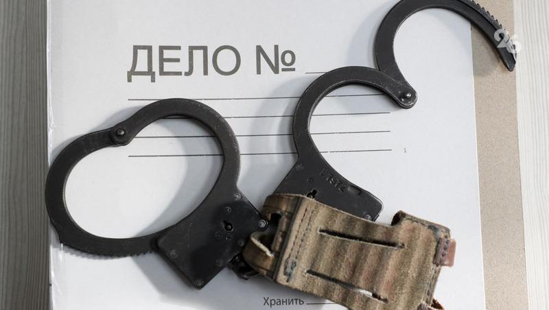 Иностранца, подозреваемого в изнасиловании несовершеннолетней, задержали на Ставрополье Уголовное дело в отношении гражданина Республики Азербайджан возбудили несколько дней назад, 12 июля. По данным Кочубеевского районного суда, 38-летний мужчина свою вину не признал. Заседание проходило без участия потерпевшей и её законного представителя. Подозреваемого заключили под стражу на 2 месяца — до 12 сентября 2025 года. Иностранцу может грозить до 15 лет лишения свободы.