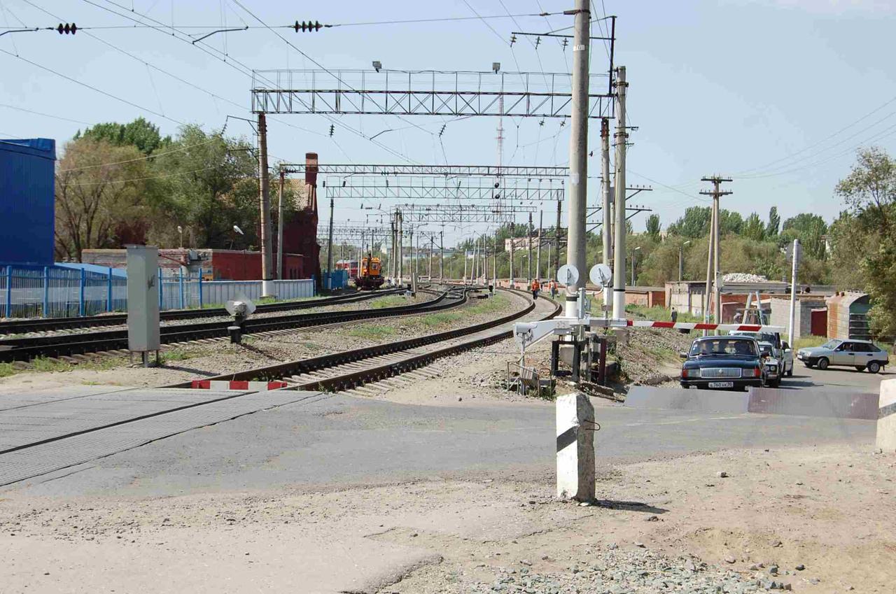 Движение автотранспорта через железнодорожный переезд в Астрахани: в створе улиц Сун Ят-Сена и 28-й Армии, будет временно ограничено с 22:00 3 июня до 4:00 4 июня.  Проезд автотранспорта через переезд будет осуществляться по одной полосе с подачи разрешающего сигнала регулировщиком движения  сигналистом .