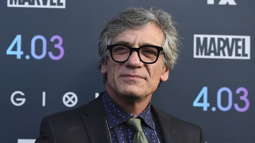 Трагедия на пляже: в районе Хайфы умер актер Алон Абутбуль После купания в море к югу от Хайфы умер актер Алон Абутбуль. Выйдя из воды, он успел сказать, что ему плохо, и потерял сознание. Вызванные на место происшествия парамедики службы "Маген Давид Адом" более часа пытались его реанимировать, однако в итоге констатировали смерть. Алону Абутбулю, одному из ведущих актеров израильского кино, театра и телевидения, лауреату престижной премии "Офир", было 60 лет. Он оставил после себя супругу Шир и четверых детей.