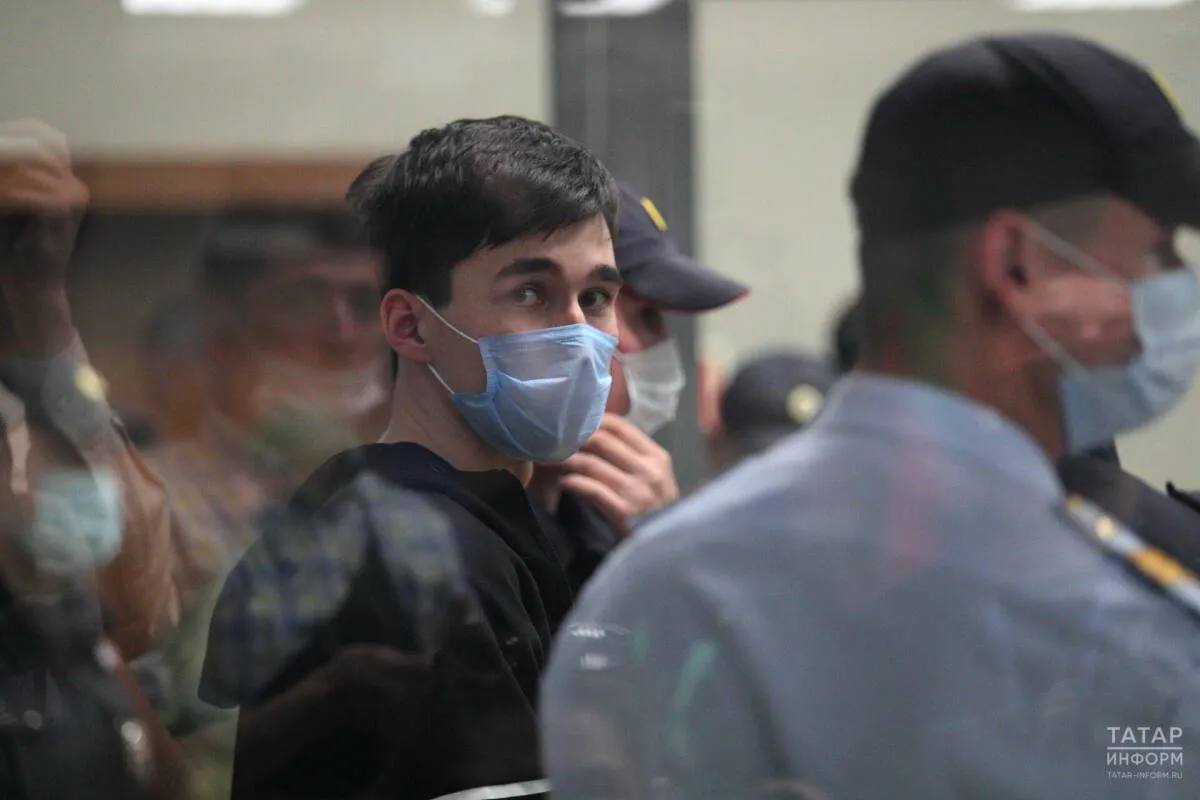 Устроивший стрельбу в казанской гимназии Галявиев не обжаловал пожизненный приговор Ильназ Галявиев осуждённый на пожизненное заключение за убийство девяти человек в казанской гимназии 175 в мае 2021 года не обжаловал приговор в Верховном суде РФ Судебные материалы доступные РИА Новости показывают что срок на подачу апелляции истёк Приговор Верховного суда Татарстана от 13 апреля 2023 года назначавший Галявиеву пожизненное заключение в колонии особого режима штраф в 200 тысяч рублей и компенсацию морального ущерба потерпевшим в размере 22 млн рублей был подтверждён апелляцией в августе того же года Суд разъяснил Галявиеву что после этого у него есть шесть месяцев для кассационного обжалования приговора Однако как отметили в Верховном суде РФ кассационная жалоба до сих пор не была подана Таким образом установленный срок истёк Восстановить его можно только при наличии уважительной причины например болезни Подписаться Сообщить новость   Вести Татарстан в MAX