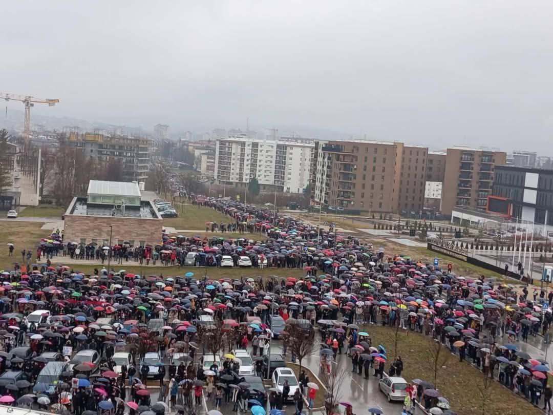 Протесты проходят и во многих городах Сербии: в Крагуевце, Сомборе, Лесковаце, и других.  Подписывайтесь — RT на Балканах