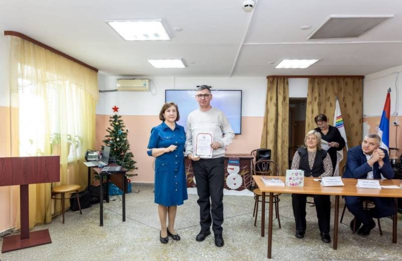 Высокой наградой отметили ветеранскую организацию УМВД России по ЕАО Общественная организация ветеранов органов внутренних дел и внутренних войск системы МВД ЕАО была награждена почётной грамотой Центрального совета Всероссийской общественной организации ветеранов пенсионеров войны труда Вооруженных Сил и правоохранительных органов Подробнее по ссылке   riabir ru 473672