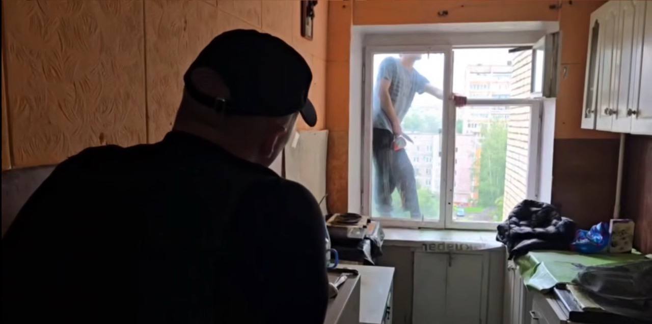 В Обнинске мужчина более 15 часов стоял на подоконнике восьмого этажа с двумя ножами в руках; спасатели наблюдали за ним посменно и в итоге смогли втащить его в квартиру — «ЧП Обнинск» Молодой человек из Узбекистана жил с родителями в съемной квартире; несколько дней назад они уехали на родину, а он сбежал, узнав, что его собираются женить — источник РЕН ТВ