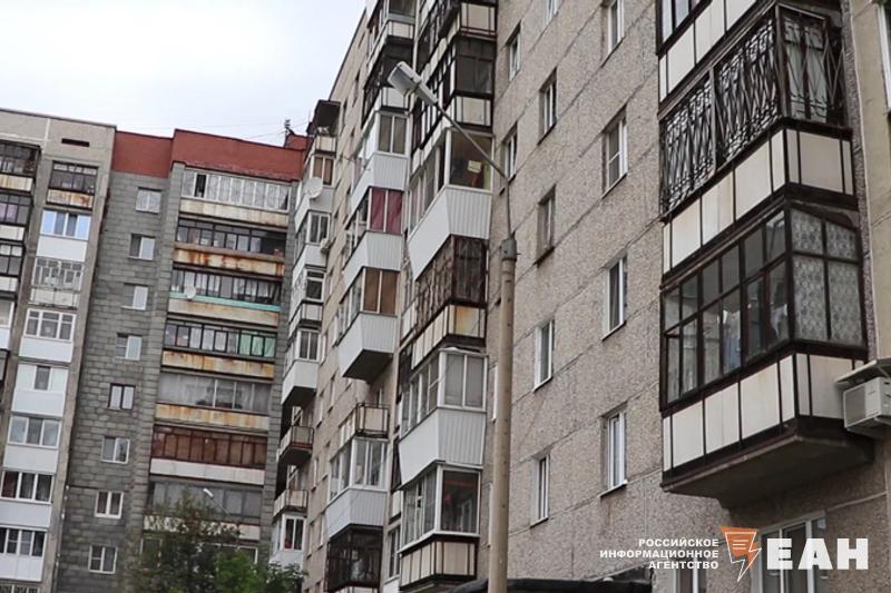 Челябинск вошел в число городов с наиболее подорожавшим вторичным жильем На первом месте по подорожанию квартир на вторичном рынке в 2025 году Махачкала где цены за год поднялись на 25 В среднем квадратный метр там стоит 121 тыс рублей На второй позиции Курск с увеличением стоимости на 24 и метром по 110 тыс Третьим идет Ижевск с показателями 16 и 98 тыс рублей Челябинск стоит в списке четвертым Здесь за год вторичные квартиры стали дороже на 15 стоимость метра составила 102 тыс Замыкают пятерку Набережные Челны с подорожанием на 14 и ценой 116 тыс Подписаться на канал ЕАН Челябинск