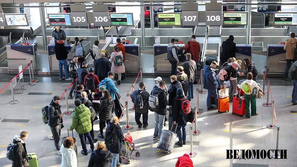 Минэкономразвития отреагировало на просьбы туроператоров облегчить въезд иностранцев в Россию в частности речь идет о чрезмерно долгом прохождении паспортного контроля в аэропортах сообщила исполнительный директор Ассоциации туроператоров АТОР Майя Ломидзе Мы не компетентны оценивать обоснованно это или нет Но мы понимаем что иногда туристы проводят в ожидании окончания проверки от 3 до 7 часов отметила она По ее словам в ответ на обращение АТОР направленное в Минэкономразвития и ЦБ в конце января ведомство запросило детализированную информацию для работы с пограничными службами Туроператоры также заявили что негативно повляться на турпоток может пересмотр лимита на ввоз наличной валюты без декларирования Сейчас он составляет 10 000 что по мнению АТОР не соответствует текущему портрету туриста Основной турпоток сегодня формируют премиальные туристы из стран Ближнего Востока и Азии которые активно тратят но ограничены валютными правилами Усугубляет ситуацию то что иностранные гости не могут свободно пользоваться банковскими картами в России отметили АТОР Telegram Max