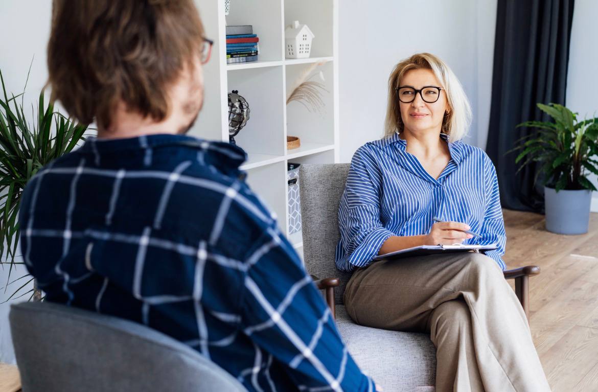 Клиники в Петербурге заработают миллионы на принудительных осмотрах у психиатров С 1 марта в Петербурге сотрудники компаний в сферах торговли общепита и ЖКХ могут быть принуждены к обследованию у психиатров Это откроет клиникам возможность заработать миллионы рублей на таких процедурах На данный момент психиатрическая проверка обязательна только для определённых профессий таких как педагоги работники атомной отрасли и другие Однако с введением новых правил работодатели будут обязаны направлять сотрудников с признаками психического расстройства на освидетельствование в лицензированные клиники которых в городе более 2 4 тыс Оплата услуг психиатров ляжет на работодателя а тарифы в Петербурге варьируются от нескольких тысяч до 25 тыс рублей Okrasiuk Shutterstock FOTODOM Подписаться на ДП в Telegram MAX