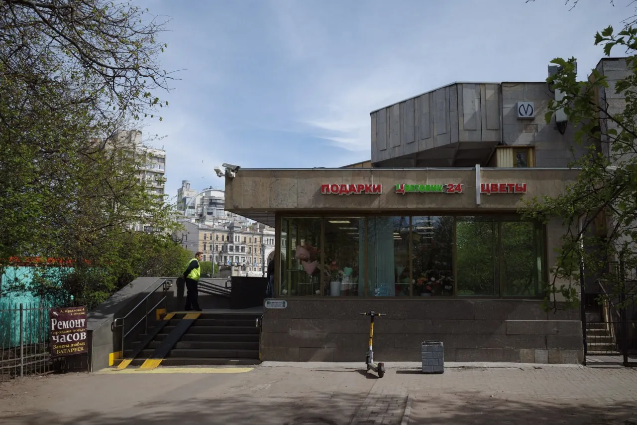 Задержание на троне и беспилотник в Латвии Что происходит в Петербурге в России и в мире В Петербурге  Мужчину севшего на императорский трон в Георгиевском зале Эрмитажа задержали росгвардейцы сообщили в телеграм канале ведомства Он рассказывал посетителям о своих кредитах и разорении сообщила Фонтанка На видео выложенном изданием мужчина на троне обращается к Владимиру Владимировичу По словам силовиков он сопротивлялся при задержании  Около станции Старая Деревня устроят пешеходные дорожки обновят наружное освещение и высадят деревья сообщил губернатор Петербурга Александр Беглов  Двух несовершеннолетних девушек пересекавших дорогу на красный свет сбил вчера водитель на улице Орджоникидзе Одну из них госпитализировали в тяжелом состоянии сообщили в телеграм канале МВД Петербурга В России и в мире  Гражданин Индии погиб сегодня в Подмосковье из за атаки беспилотника Еще трое пострадали сообщили в твиттере посольства Индии  На территорию Латвии сегодня ночью залетел беспилотник а затем покинул воздушное пространство государства рассказали в твиттере Вооруженных сил Латвии  Допускать к социальным сетям только с 14 лет предложил член Общественной палаты Евгений Машаров в интервью РИА Новостям Фото Бумага Подпишитесь на наш инстаграм там мы публикуем новости и истории о жизни в Петербурге