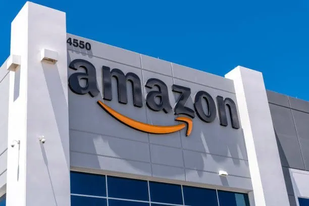 Amazon объявил о покупке оператора спутниковой связи Globalstar за 90 за акцию что соответствует общей оценке в 11 57 млрд а также о заключении соглашение с Apple об услугах спутниковой связи Акции Globalstar до открытия торгов в США дорожают на 12 6 бумаги Amazon на 1 3