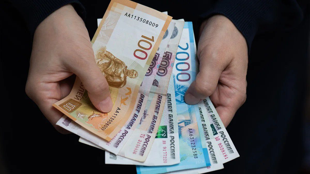 В Челнах будут судить местного жителя за попытку хищения 95 млн рублей у компании 50-летний житель Набережных Челнов предстанет перед судом по обвинению в крупном мошенничестве ч. 3 ст. 30, ч. 4 ст. 159 УК РФ . В июле 2024 года обвиняемый подал в Арбитражный суд РТ иск о взыскании 95 млн руб. 11 млн — «долг», 84 млн — «неустойка» В качестве доказательств предоставил поддельные документы о мнимых обязательствах компании Реальных финансовых отношений между сторонами не существовало Правоохранительные органы пресекли попытку мошенничества до причинения ущерба. Уголовное дело направлено в суд. Фото: Коммерсантъ / Олег Харсеев
