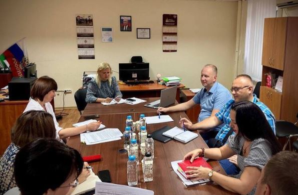 В Запорожской области обсудили энергобаланс региона на 2026 год    Комитет тарифного регулирования Запорожской области провёл рабочее совещание по формированию сводного прогнозного баланса производства и поставок электроэнергии на 2026 год.    На встрече собрались ключевые участники энергетического рынка региона: ⏺ ООО «Единый закупщик»; ⏺ ПАО «Россети»; ⏺ АО «Юго-Западная Электросетевая Компания»; ⏺ ГУП «Таврия-Энерго»; ⏺ Филиал ФГУП «Железные дороги Новороссии»; ⏺ и другие представители энергоснабжающих организаций.    Документ определяет ключевые параметры энергорынка и влияет на: ⏺ расчёт регулируемых тарифов на электроэнергию; ⏺ заключение договоров на оптовом рынке; ⏺ обеспечение надёжного энергоснабжения жителей и предприятий; ⏺ формирование тарифной политики.    Итоговый протокол направят участникам, а также в ФАС России – документ ляжет в основу планирования энергоснабжения в 2026 году.    Энергия региона – под контролем и в фокусе стратегии!  Новый Мелитополь подпишись