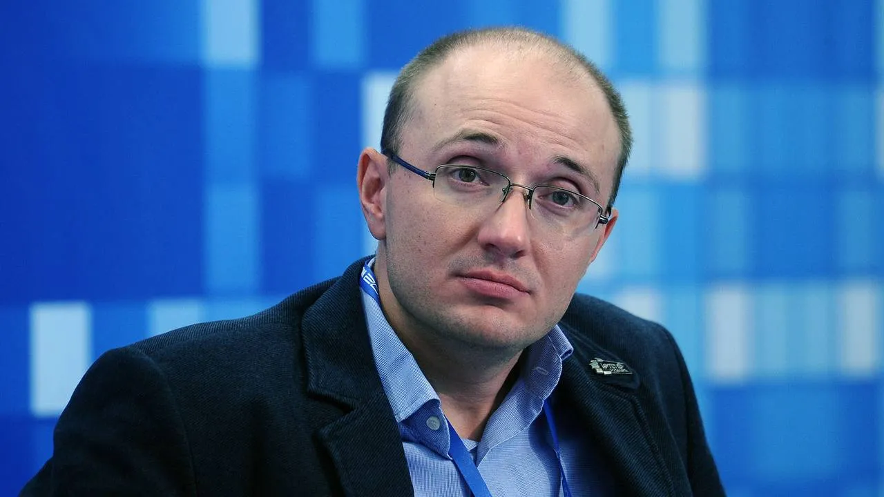 АФК Система больше не крупнейший акционер Ozon  Структуры Александра Чачавы нарастили долю в компании до 34 95 АФК Система же принадлежит 31 76  Александр Чачава основатель венчурного фонда LETA Capital и один из самых опытных в России инвесторов в технологический сектор вошел в капитал Ozon летом 2025 го Тогда его структуры полностью выкупили долю в Ozon у предыдущего акционера инвестхолдинга Восток Инвестиции который владел 27 7 акций Структура Чачавы также владеет долей в 19 69 в капитале Яндекса Свободная касса в Telegram в MAX