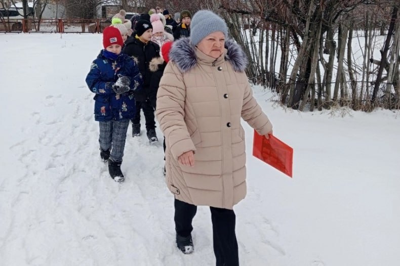 В образовательных организациях Свердловска прошли учения по антитеррористической безопасности  Согласно городскому плану-графику проведения учений  тренировок  по действиям работников образовательных организаций, учащихся и сотрудников охранных организаций проводилась отработка учебного сценария совершения  угрозы  вооруженного нападения «Взрывное устройство, обнаружено на входе  при попытке проноса  в здание образовательной организации».  «Цель подобных учений – отработка навыков действий работников, персонала учреждения и обучающихся при вооружённом нападении на объект, в случае захвата заложников и при получении сигнала гражданской обороны», - отметили организаторы.   В каждой организации были проведены инструктивно-методические занятия и практические мероприятия. Для сотрудников и участников учений была проведена лекция и подробный инструктаж. Во время мероприятий был отработан алгоритм действий для каждого, находящегося на территории учреждения. Читать далее...