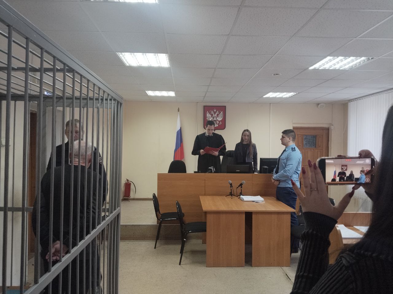 Мужчине который сжег ребенка в Нижнем Тагиле вынесли приговор Все произошло в мае 2007 года в поселке Отрадном 13 летняя Люба вечером вышла из дома и пропала Спустя 19 лет выяснилось что девочку убили сожгли а ее прах развеяли у реки Чусовой Преступником оказался Сергей Березович Через несколько лет после трагедии он переехал в другой город В 2023 году его приговорили к 23 годам колонии за развратные действия с ребенком В прошлом году Березович сознался в убийстве По его словам девочка села к нему в машину после чего у них произошла ссора Сегодня суд вынес новый приговор 11 лет лишения свободы Поскольку Березович все еще отбывает предыдущий срок Всего в тюрьме он проведет 20 лет Подписаться   Дать буст