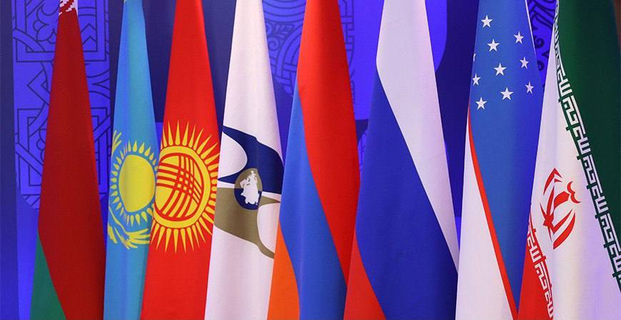 Премьер министры ЕАЭС договорились освободить от пошлин ввоз электромобилей в Беларусь Армению и Кыргызстан Достигнута договоренность предоставить тарифную льготу в виде освобождения от уплаты таможенной пошлины в отношении электромобилей ввозимых в ряд стран Евразийского экономического союза в 2026 году Член Коллегии министр по торговле ЕЭК Андрей Слепнев прокомментировал решение Мера таможенно тарифного регулирования уже продемонстрировала положительный эффект в предыдущие годы своего действия Ожидаем что она и дальше будет способствовать формированию рынка электромобилей и развитию зарядной инфраструктуры а также увеличению доли экологически чистого транспорта на территории Евразийского экономического союза Освобождение от уплаты таможенных пошлин предоставляется только гражданам постоянно проживающим в Беларуси Армении и Кыргызстане ЕАЭС ЭЛЕКТРОТРАНСПОРТ mintransbelarus