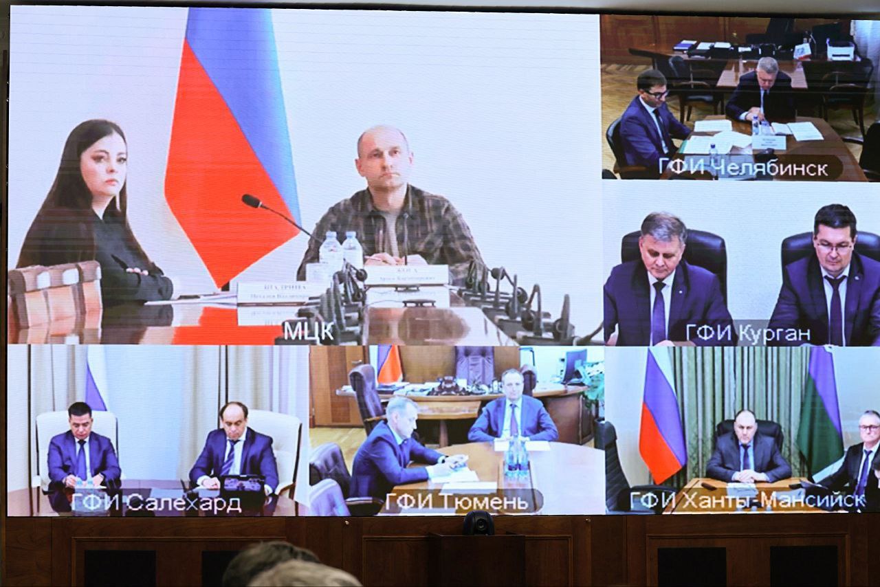 Провёл Совет по патриотическому воспитанию граждан Обсудили, как прошло празднование 80-летия Великой Победы, а также как сейчас выстроена работа по патриотическому воспитанию в регионах Уральского федерального округа. Озвучил ряд инициатив. Предложил создать патриотические клубы для подростков, которые находятся в трудной жизненной ситуации. Подобная практика есть на Ямале, считаю целесообразным распространить её на все регионы УрФО. Прорабатываем идею введения кураторства кадетских корпусов в регионах Урала и Западной Сибири. Как только появится конкретика – обязательно проинформирую. Третья инициатива. Учитывая потребность в подготовке специалистов среднего звена и рабочих специальностей, предложил провести окружной конкурс профессионального мастерства. Уверен: объединение молодых специалистов в рамках федерального округа позволит им не только соревноваться в мастерстве, но и обмениваться опытом и выстраивать дружеские контакты. Конечно, затронули наш главный проект - форум "Патриоты Урала". Напомню, следующая встреча волонтеров специальной военной операции пройдет 27 июня в Екатеринбурге. Успевайте до 26 мая подать заявку на участие!