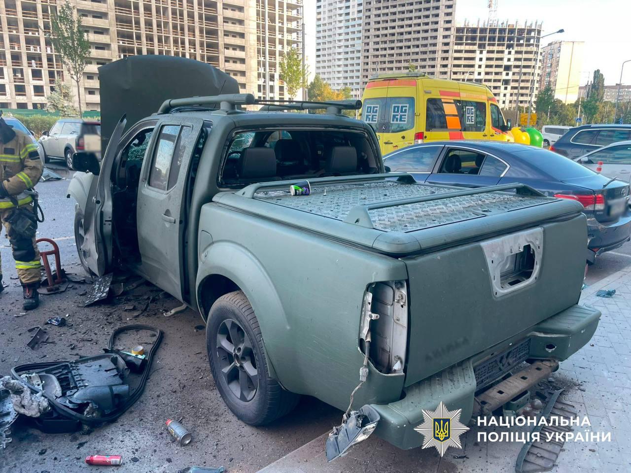 В полиции подтвердили взрыв военного авто в Киеве. Он произошел в Подольском районе на парковке возле жилого дома. По предварительной информации, детонация произошла при приближении владельца к автомобилю. Пострадавший получил незначительные травмы и от госпитализации отказался. Сайт "Страна" X/Twitter Прислать новость/фото/видео Реклама на канале Помощь