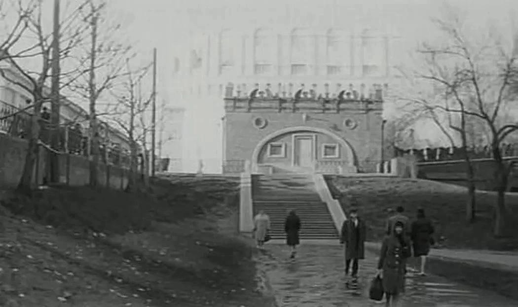 Кутафья башня в Москве была построена в 1516 году по проекту итальянского архитектора Алевиза Фрязина Изначально она предназначалась для того чтобы защищать въезд на Троицкий мост Уже в XVII веке была проведена реставрация башни ее украсили ажурным верхом Однако это была не единственная реставрация постройки Позднее ее реконструировали настолько что в стенах этой башни вообще не осталось первоначальных кирпичей Подписаться на историю Москвы