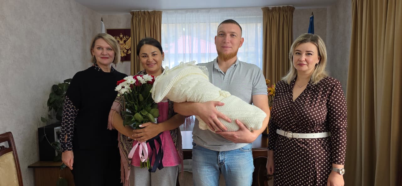 В районном ЗАГСе состоялось замечательное событие семья из села Горячие Ключи получила свидетельство о рождении третьего ребёнка В семье у Александра и Евгении пополнение родился мальчик У него два старших брата Торжественная церемония вручения свидетельства о рождении прошла в зале районного ЗАГСа От имени муниципалитета и местного отделения Союза женщин России родителей с наилучшими пожеланиями поздравила председатель Собрания Курильского муниципального округа Сахалинской области Татьяна Белоусова Нет ничего радостнее чем рождение детей отметила она и вручила символический подарок павлопосадский платок который по традиции оберегает малыша от бед Пусть он укрывает вашу семью от любых невзгод Пусть все ваши дети будут здоровы и счастливы Отец семейства Александр военнослужащий он прибыл на Итуруп в краткосрочный отпуск чтобы встретить супругу выписывающуюся из родильного отделения ЦРБ города Курильска Малыш появился на свет на острове Итуруп с богатырским весом 4 килограмма 410 граммов С улыбкой Александр заметил Создаю своё семейное отделение Итуруп Курильскийрайон СоюзЖенщинРоссии