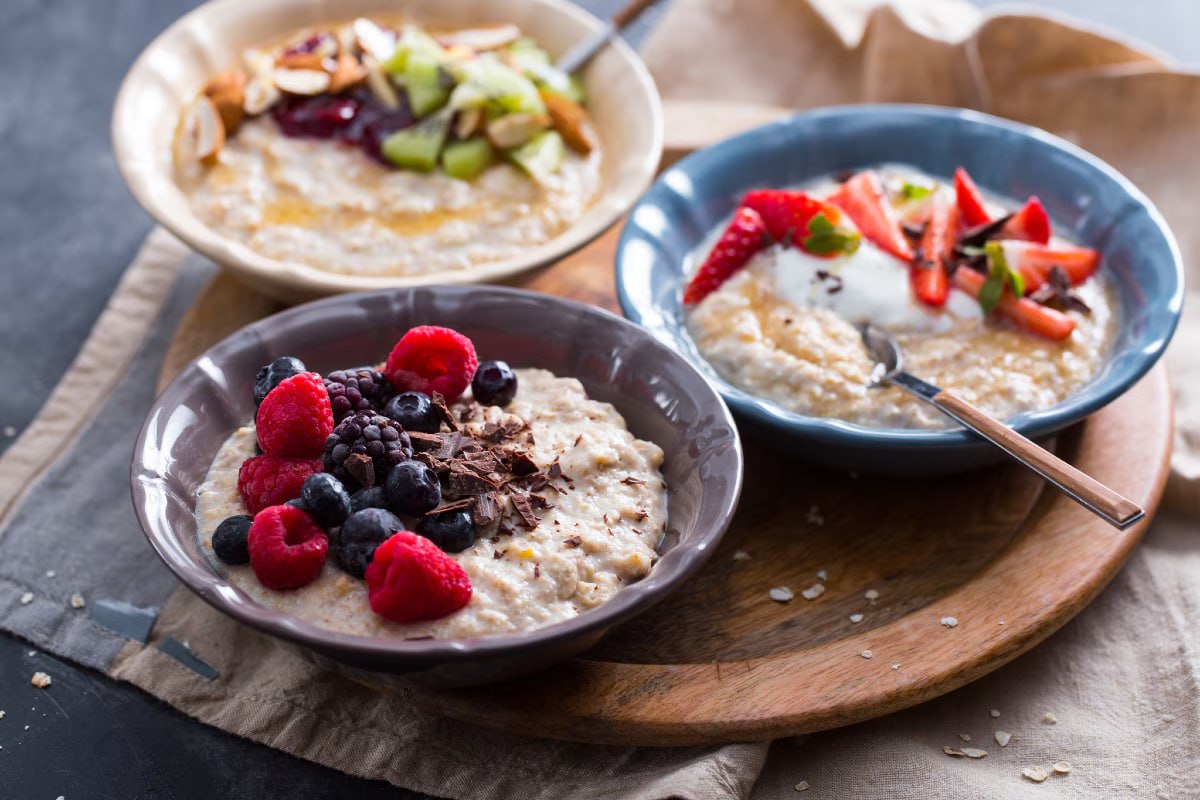 Овсянка по утрам залог крепких нервов и гладкой кожи В Роспотребнадзоре напомнили что эта каша помогает нормализовать давление благодаря антиоксидантам богата витаминами группы B и содержит более 250 суточной нормы марганца в 100 граммах Специалисты рекомендуют съедать около 150 граммов овсянки в день Главное выбирать цельнозерновые хлопья без соли сахара и ароматизаторов Овсянка сэр и вы как новенький   Подпишитесь на Абзац TG VK Дзен MAX Rutube