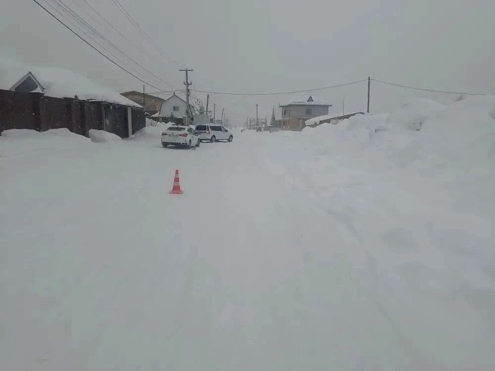 Ребенок на плюшке попал под колеса автомобиля в Томском районе Сегодня 1 февраля около 16 15 в селе Корнилово на улице Ключевой произошло ДТП с участием ребенка 10 летний мальчик катаясь на тюбинге плюшке со стихийной горки у дороги выкатился на проезжую часть прямо под колеса автомобиля Лада Ларгус По предварительным данным ребенок находился на улице без присмотра взрослых После наезда его доставили в медучреждение для осмотра Сотрудники ГИБДД проводят проверку устанавливая все обстоятельства произошедшего Подписаться Регион 70   Прислать новость