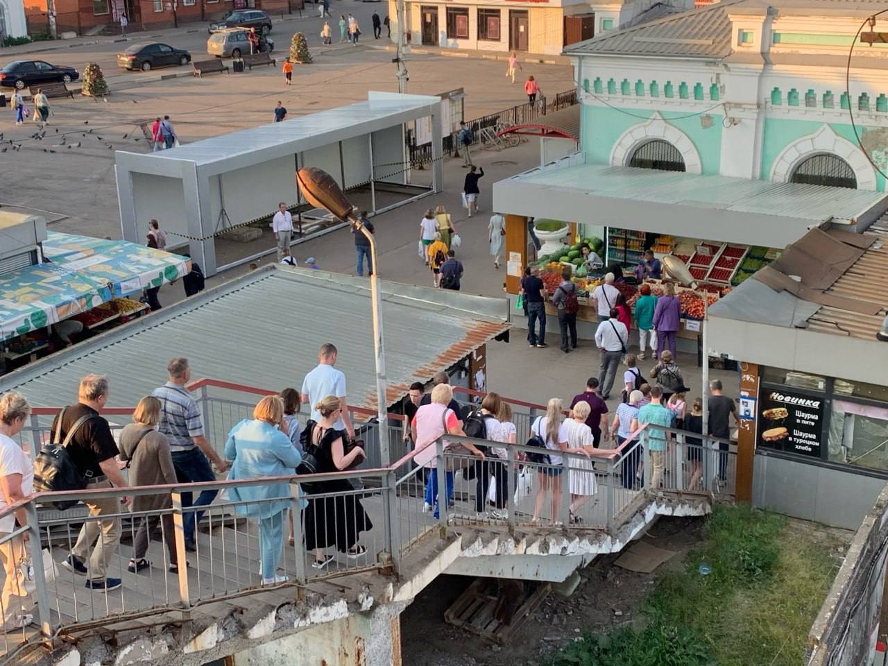 Торговые ларьки могут наконец-то исчезнуть с ж/д станций Одинцово и Голицыно  Точки по продаже всякой всячины давно вызывают у местных жителей отторжение — они портят облик города, снижают уровень безопасности на станциях и вообще мешают свободному перемещению по ним.  Глава Одинцовского г.о. Андрей Иванов обратился за помощью к депутату Госдумы Денису Майданову. Он поддержал главу муниципалитета и направил соответствующие запросы гендиректору РЖД и в транспортную прокуратуру Москвы. Также депутат попросил провести реконструкцию пешеходных мостов и обеспечить регулярную уборку станций от снега и льда.   Будем надеяться, что этот вопрос решат в ближайшее время — комфорт жителей должен быть на первом месте.