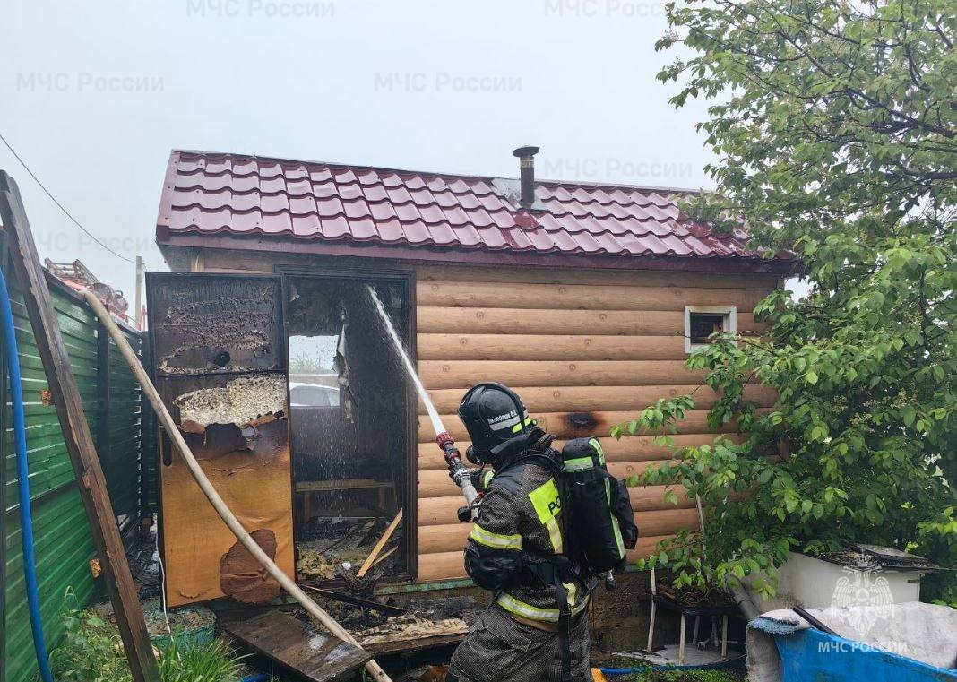 Вечером 21 июня в микрорайоне Солнечный произошел пожар в бане. Хозяйка растопила печь и оставила ее без присмотра. Через некоторое время увидела дым и вызвала пожарных. Пожар ликвидирован пожарными МЧС России на площади 10 квадратных метров. Предварительно, причиной пожара дознаватели МЧС России называют перекал печи. Собственнику здания грозит административная ответственность за оставление топящейся печи без присмотра.