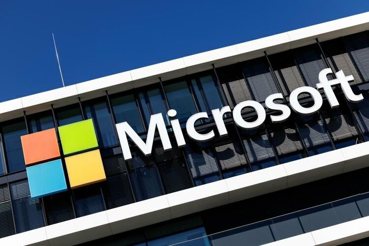 Microsoft отменила использование паролей при регистрации новых аккаунтов Компания Microsoft отменила использование паролей при регистрации новых пользователей. Об этом сообщает издание The Verge. Отмечается, что корпорация в течение многих лет давала возможность входить в Windows без пароля и даже предоставляла пользователям опцию удалять пароли из своих учетных записей. Теперь новых пользователей просят использовать более безопасные методы: ключи доступа, push-уведомления либо ключи безопасности. В компании заявили: Новые учетные записи Microsoft теперь будут «без пароля по умолчанию». Новые пользователи будут иметь несколько вариантов входа в свою учетную запись без пароля, и им никогда не придется регистрировать пароль. Существующие пользователи могут зайти в настройки своей учетной записи, чтобы удалить свой пароль. До этого портал Neowin сообщал, что после удаления Microsoft сценария bypassnro.cmd в Windows 11 пользователи начали сталкиваться с проблемами, связанными с принудительным шифрованием диска с помощью BitLocker, что может привести к потере данных.