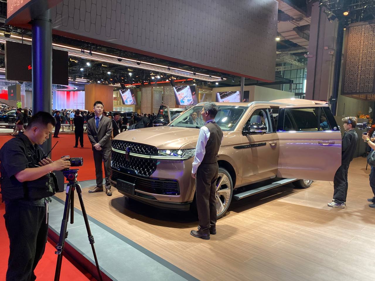 В первой половине 2026 го ключевая ставка снизится до 13 14 а к концу года до 12 сообщил Autonews начальник отдела анализа банковского и финансового рынков Центра аналитики и экспертизы ПСБ Илья Ильин Это приведет к удешевлению кредитов повышению интереса со стороны россиян к покупке новых автомобилей и станет одним из драйверов роста ВВП уверен эксперт эксклюзив autonews