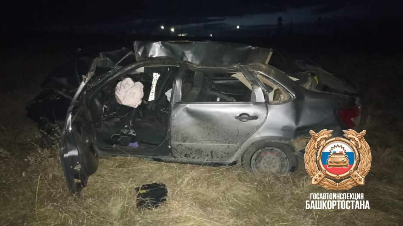 Водитель сбежал, пострадавшие в тяжелом состоянии: стали известны подробности аварии в Башкирии   ДТП произошло вечером 23 октября в Альшеевском районе. На трассе Раевка-Стерлитамак 30-летний мужчина за рулем Lada Granta не справился с управлением, из-за чего легковушка вылетела в кювет и опрокинулась. В аварии травмы получили 28-летняя пассажирка и ее двое детей 3 и 7 лет. Водитель, оставив их в машине, сбежал с места. Пострадавших доставили в больницу Стерлитамака.   «Женщина и семилетний ребёнок  в стабильно тяжёлом состоянии. Младший ребенок, 2020 года рождения, в крайне тяжелом состоянии», — рассказали  телеканалу в Минздраве.  Полицейские установили личность водителя и задержали его. Им оказался ранее судимый и лишенный прав житель Ишимбайского района. В настоящее время у него взяли анализ крови для установления состояния опьянения.