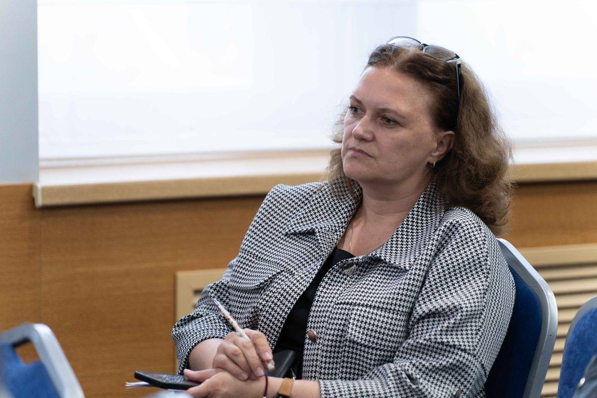 В Южно-Сахалинске прошло обсуждение транспортной реформы с представителями организаций на ул. Дзержинского Администрация представила планы по модернизации инфраструктуры, включая развитие общественного транспорта и пилотный проект платной парковки. Вице-мэр Виталий Данилов отметил важность создания комфортных условий для передвижения, особенно в часы пик. Участники встречи высказывали предложения по этапности внедрения платных парковок, организации перехватывающих парковок и обеспечению регулярности общественного транспорта Все идеи будут учтены при реализации проекта. Пилотный проект платной парковки стартует в июле на ул. Дзержинского. Льготные категории горожан смогут парковаться бесплатно. Администрация планирует проводить круглые столы и изучать общественное мнение по этой инициативе.