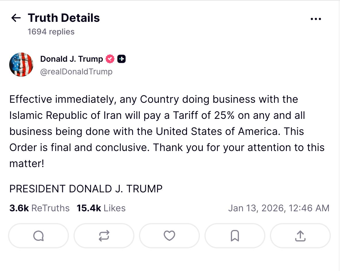 Трамп объявил о введении 25 процентных пошлин для стран ведущих бизнес с Ираном Президент США Дональд Трамп заявил о введении торговых пошлин в размере 25 в отношении любых стран которые продолжают вести экономическое сотрудничество с Исламской Республикой Иран Соответствующее сообщение он опубликовал в своей социальной сети TruthSocial Немедленно вступает в силу любая страна ведущая бизнес с Исламской Республикой Иран будет платить тариф в 25 на любые операции и все операции с Соединёнными Штатами Америки Это решение окончательное и не подлежит пересмотру написал Трамп поблагодарив за внимание к своему заявлению Решение президента означает что ограничения будут распространяться не только на прямые сделки с Ираном но и на весь объём торгово экономических отношений таких государств с США Ранее пресс секретарь Белого дома Кэролайн Левитт сообщила что администрация президента рассматривает широкий спектр возможных мер в ответ на жёсткое подавление протестов в стране включая военные сценарии При этом она подчеркнула что дипломатия остаётся приоритетным вариантом для Вашингтона Президент всегда держит все варианты на столе Авиаудары лишь один из множества возможных сценариев однако дипломатия для него остаётся первым выбором отметила Левитт Она добавила что Трамп не хочет видеть убийства на улицах Тегерана которые сейчас происходят По данным источников издания Axios несмотря на склонность президента к жёстким мерам на фоне сообщений о гибели протестующих окончательное решение о возможных дальнейших шагах в отношении Ирана пока не принято Ожидается что этот вопрос будет обсуждаться на совещании с командой по национальной безопасности 13 января Некоторые представители администрации как утверждает издание считают что военные удары могут оказаться контрпродуктивными Фото скриншот публикации Дональда Трампа в TruthSocial