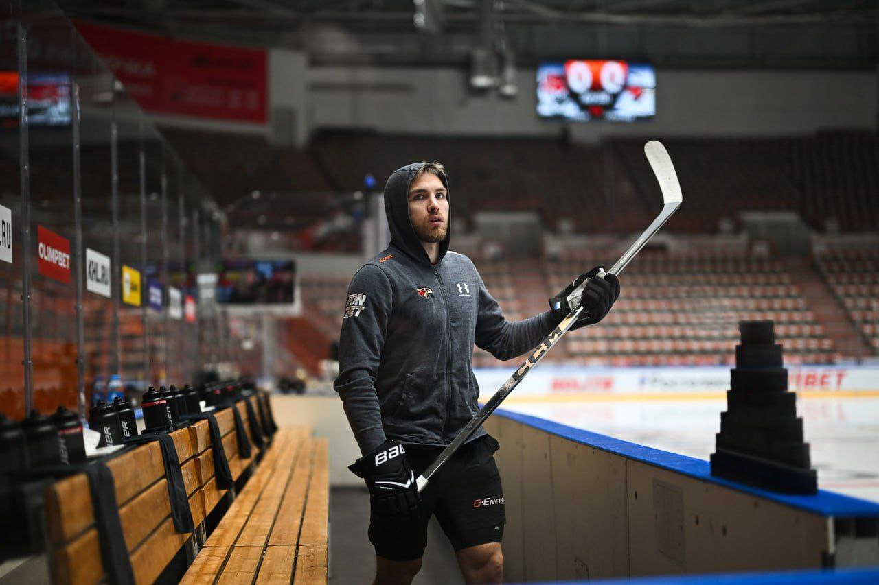 Авангард уверенно переиграл Амур 6 2 Игру сделали те от кого давно ожидали результативных атак У Авангарда сегодня забивали Рашевский Пономарёв и Пилипенко а довершили разгром в последние пять минут Окулов Потуральски и Прохоркин Ястребы набрали очень уверенный ход Последний раз наши проигрывали в основное время месяц назад Ждём продолжения серии в Омске Следующая игра 15 февраля 17 00 Авангард Трактор Om1 Омск в MAX подписывайтесь и читайте новости без ограничений