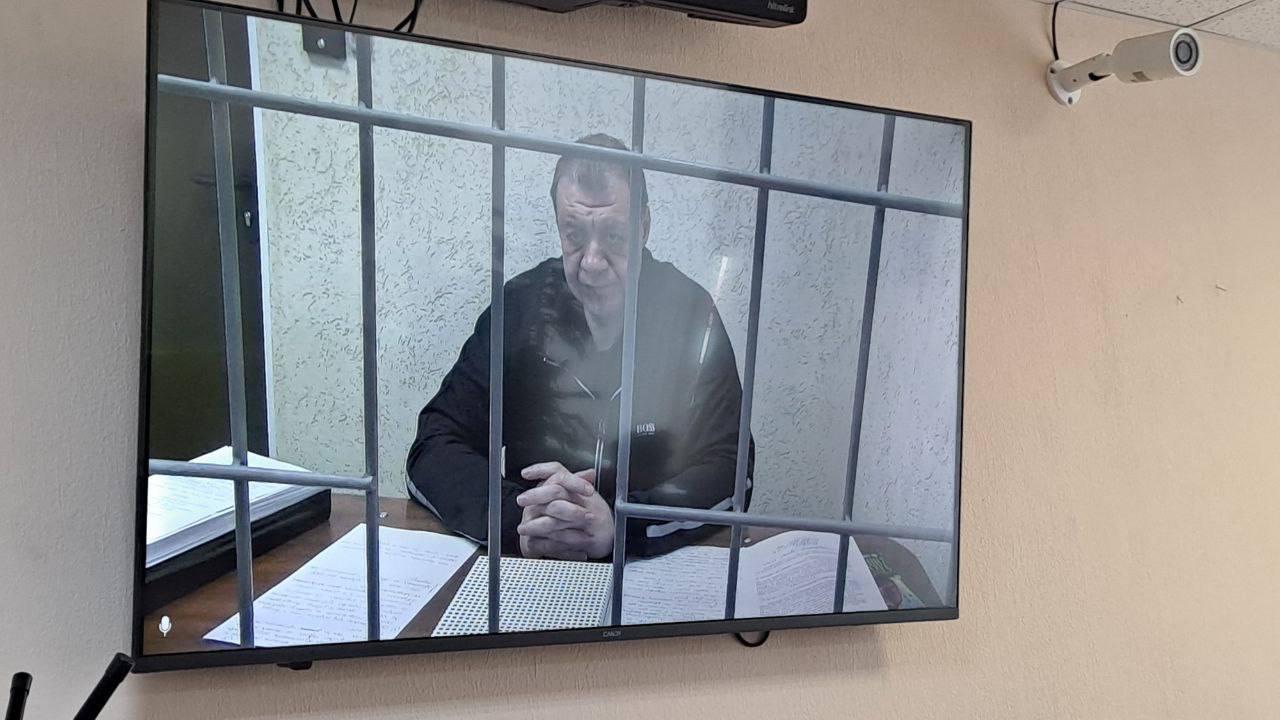 Экс замгубернатора Алексея Дедова этапируют из Москвы в Курск для рассмотрения фортификационного уголовного дела Бывшего заместителя губернатора Курской области Алексея Дедова этапируют в ФКУ СИЗО 1 УФСИН России по Курской области Ленинский районный суд Курска продлил Дедову и местному жителю юрисконсульту и бывшему руководителю охранного агентства Реал Курск Дмитрию Шубину меру пресечения в виде содержания под стражей по 5 мая 2026 года Защитник Дедова просил суд назначить ему домашний арест Однако суд отклонил это ходатайство Сегодня Алексей Дедов пребывал в хорошем настроении Обращаясь к адвокату сказал что рад видеть курские лица а также что на родной земле он будет чувствовать себя лучше сообщили в Объединённой пресс службе судебной системы региона Обвиняемый по делу о строительстве фортификаций бывший директор ООО Кремень Игорь Ругаев также остаётся под стражей но в ФКУ СИЗО 1 ГУ ФСИН России по Москве Его защитник просил суд смягчить меру пресечения на домашний арест так как Ругаев не намерен скрываться препятствовать производству по уголовному делу оказывать давление на участников судебного разбирательства Кроме того у него есть несовершеннолетние дети что могло бы служить смягчающим обстоятельством но не послужило Что касается бывшего губернатора Алексея Смирнова то его защита заявила ходатайство об изменении территориальной подсудности из за ряда обстоятельств включая резонансность дела и прошлую должность подзащитного Суд направит материалы дела в судебную коллегию Первого кассационного суда общей юрисдикции для разрешения этого вопроса Напомним Дедов обвиняется в совершении двух преступлений по ч 6 ст 290 УК РФ Шубин по ч 4 ст 291 1 УК РФ По версии следствия Смирнов совместно с экс замгубернатора Алексеем Дедовым при посредничестве Дмитрия Шубина получили взятку в размере более 12 9 млн рублей за совершение входивших в их служебные полномочия действий а также за способствование компаниям ООО Стройтехногрупп и ООО Евроклимат 2000 Кроме того экс чиновники получили взятку в размере 8 млн рублей за совершение аналогичных действий в интересах аффилированной с бывшим депутатом Курской областной думы Максимом Васильевым ООО КТК Сервис По их указанию должностными лицами АО Корпорация развития Курской области заключён договор подряда на строительство фортификационных сооружений на сумму более 192 млн рублей Ругаева обвиняют в хищении крупной суммы денег предназначенной для строительства фортификационных сооружений путём вноса в отчёты ложных данных о понесённых расходах Фото Объединённой пресс службы судебной системы Курской области Подписывайся на Площадь