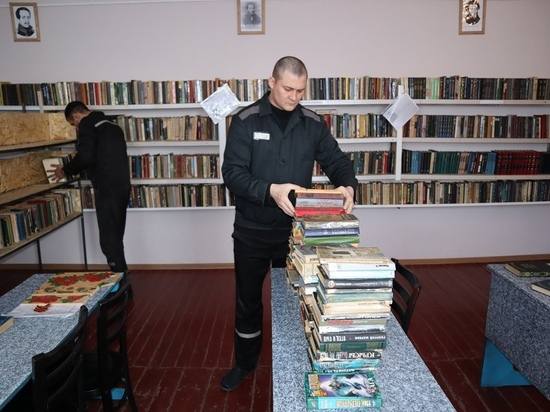 Сенат поддержал закон за книги в колонии будут уменьшать наказание Сенаторы поддержали поправки в Уголовный Уголовно процессуальный и Уголовно исполнительный кодексы Согласно изменениям заключённые проявившие стремление к исправлению и занявшиеся самообразованием смогут рассчитывать на сокращение срока пребывания в колонии Этот шаг направлен на то чтобы стимулировать осуждённых к развитию и дать им шанс быстрее вернуться к нормальной жизни Не пропустите главные новости дня подписывайтесь на EVENT uz