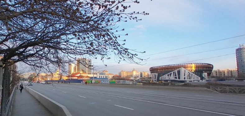 В Екатеринбурге появится новый подземный переход — тоннель соединит две части набережной Исети на улице Куйбышева.  Благодаря ему екатеринбуржцы смогут перейти из Дендрологического парка на улице 8 Марта к пространству вдоль Цирка и строящейся Ледовой арены.  Вдоль перехода установят камеры видеонаблюдения, фонари, скамейки и урны. На мосту по улице Куйбышева появится подсветка.  Работы планируют завершить до конца 2025 года.