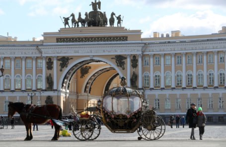 Кучер лифтер мельник и ревизор остались в числе официальных профессий в России Несколько исторических специальностей сохранили статус при обновлении перечня профессий и должностей в 2026 году пишет ТАСС Самой востребованной специальностью остается ревизор В частности на hh ru можно встретить более 26 тысяч подобных вакансий по всей России Зарплаты таких сотрудников в среднем могут достигать 100 тысяч рублей Пока есть хотя бы один представитель профессии в стране специальность перечень не покинет рассказал Бизнес ФМ доктор экономических наук профессор Финансового университета при правительстве РФ Александр Сафонов Было бы странно если бы мы убрали из перечня те профессии которые сохраняются в настоящем Кучера в туристической сфере там где востребован их труд С трудом могу представить что где то ещё остались проявления общественного транспорта или карет Скорее всего это какая то чрезмерная экзотика это все таки работники музейных комплексов В Москве существует музейный комплекс Царицыно где есть такого рода покатушки это есть и в других регионах Что касается мельников там та же самая ситуация До сих пор существуют работники которые выполняют задачу перемалывания муки Это же не обязательно тот кто работает с зерном молоть могут например и для разных целей Те же самые камни превращают в компоненты для краски В принципе все профессии которые нам кажутся устаревшими сохраняются в том числе и кузнец На сегодняшний день мы можем массу интерпретаций найти на эту тему да в том числе оператор кузнечного молота По сути это тот же самый кузнец который это управляет машиной бьющей каким то грузом по наковальне Есть и те лица которые вручную делают изделия народного творчества выковывают подковы подковывают коней Пока существует хоть один такой специалист профессия должна сохраняться в своих названиях Фото Александр Демьянчук ТАСС Подписывайтесь на BFM И в MAX