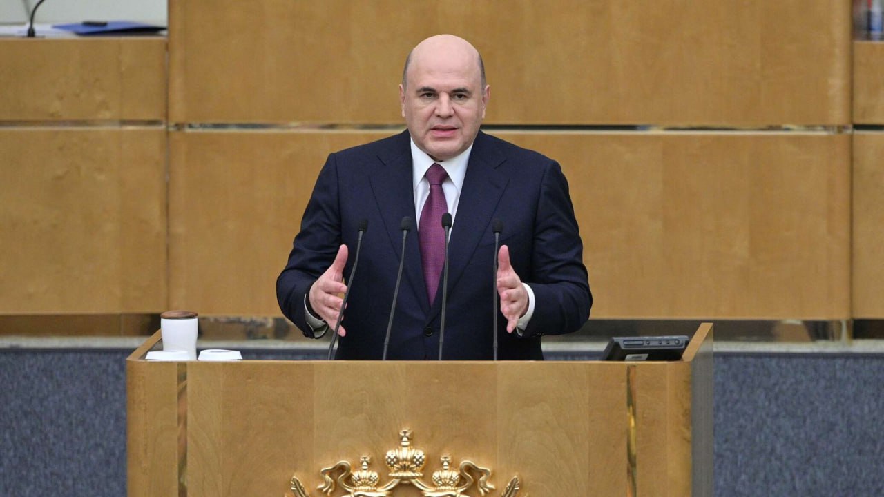 Изменение налоговой системы было непростым решением но необходимым для обороны и безопасности страны социальной политики и поддержки регионов Об этом заявил премьер министр Михаил Мишустин выступая Госдуме с докладом об итогах работы правительства за 2025 год О чем он еще говорил За три года рост ВВП превысил 10 что соответствует общемировому уровню Рост МРОТ с начала 2026 года прибавил пятую часть и достиг 27 тысяч рублей Это повышение затронуло более 4 5 млн человек Инфляция в России в 2025 году снизилась до 5 6 Ситуация на рынке труда стабильная безработица сохраняется на уровне 2 2 Больше половины регионов воспользовались и возможностью списать две трети задолженности по бюджетным кредитам Всемирный банк включил Россию в число лидеров по уровню цифровизации Модернизация первичного звена здравоохранения сделала доступней для россиян высокотехнологичную медицину В России продолжается улучшение системы соцзащиты регулярно индексируется маткапитал оказывается адресная помощь семьям