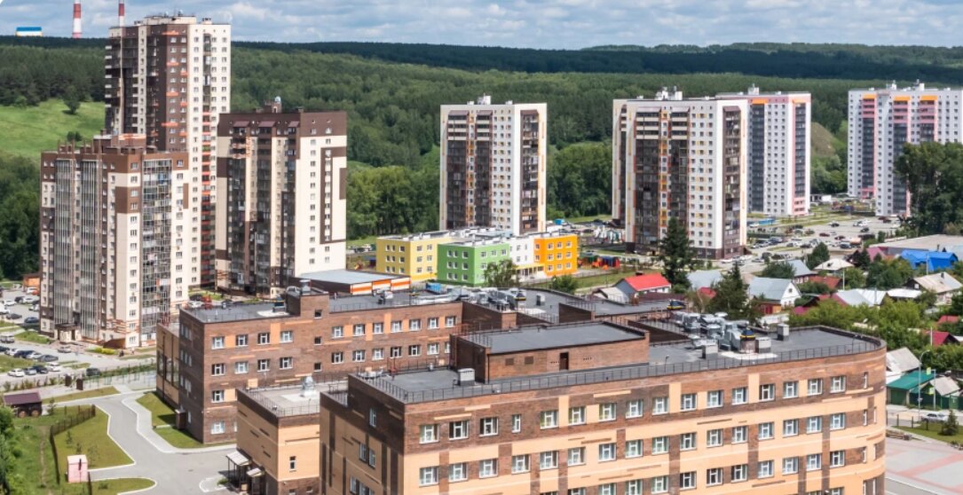 «Неприятный запах не всегда говорит о загрязнении атмосферного воздуха», — под таким заголовком министерство природных ресурсов и экологии Новосибирской области опубликовало на своей официальной странице в соцсети «ВКонтакте» пояснения в связи с жалобами на запах возле новосибирского микрорайона «Весенний». В тексте комментария отмечено, что на территории промзоны, расположенной вблизи данного жилого массива, находятся крупные производственные объекты: ООО «Новосибирский электровозоремонтный завод», АО «Желдорреммаш», ООО «Геркулес-Сибирь». При этом производственные площадки ООО «Новосибирский электровозоремонтный завод» и АО «Желдорреммаш» поставлены на учет в государственный реестр объектов, оказывающих негативное воздействие на окружающую среду, как объекты первой категории негативного воздействия, поэтому подлежат федеральному государственному экологическому надзору и контролируются Сибирским межрегиональным управлением Росприроднадзора. Подробнее по ссылке