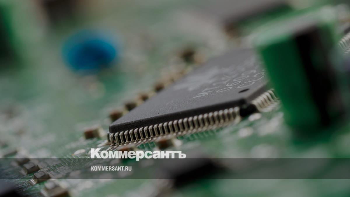 Искусственный интеллект хочет потреблять  Бурное развитие искусственного интеллекта  ИИ  приведет к значительному росту нагрузки на энергетическую инфраструктуру. Международное энергетическое агентство прогнозирует, что к 2030 году энергопотребление дата-центров более чем удвоится — с 415 ТВт•ч в 2024 году до 945 ТВт•ч, что эквивалентно годовому потреблению Японии. Основной драйвер роста — искусственный интеллект, на который уже в 2024 году приходилось 15% энергопотребления дата-центров.  Прогноз подтверждается заявлением южнокорейской SK Hynix, одного из ключевых игроков на рынке памяти для ИИ. Компания ожидает, что сектор высокоскоростной памяти  HBM  будет расти на 30% в год, а его объем достигнет десятков миллиардов долларов к 2030 году. Однако этот рост невозможен без соответствующего увеличения энергомощностей, поскольку производство чипов и работа дата-центров ИИ требуют огромных объемов электроэнергии.  Чхве Джун Ен, руководитель отдела бизнес-планирования HBM в SK Hynix, подчеркнул, что "спрос на ИИ со стороны конечных пользователей весьма устойчив и высок", а связь между внедрением ИИ и закупками HBM "очень очевидна". При этом он отметил, что прогнозы компании учитывают ограничения, включая доступную энергию.  Миллиарды долларов капитальных затрат на ИИ, таких как Amazon, Microsoft и Google, вероятно, будут пересмотрены в сторону увеличения, что окажет дополнительное давление на энергосистемы.  HBM — тип динамической памяти  DRAM , который предполагает вертикальное расположение чипов для экономии места и снижения энергопотребления. Однако даже с учетом оптимизации, рост производства HBM3E и HBM4  следующее поколение памяти  приведет к увеличению энергозатрат.  Российские энергетические компании также могут получить дополнительный импульс для развития, учитывая растущий спрос на энергоемкие вычисления. Уже сейчас ряд отечественных дата-центров, работающих с ИИ, рассматривает возможность локализации в регионах с избыточной генерацией.  Стремительный рост искусственного интеллекта неизбежно ведет к пересмотру глобальных энергобалансов, создавая новые вызовы и возможности для энергетического сектора. Как отметили в SK Hynix, "без устойчивых и масштабируемых энергорешений дальнейшее развитие отрасли окажется под вопросом".