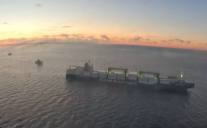 Эстония задержала российский контейнеровоз Для высадки на контейнеровоз был задействован вертолёт из авиационного отряда полиции и пограничной службы а также военно морская лодка Raju Кроме того операцию поддерживали корабль ВМС Admiral Cowan и пилотный катер ВМС Ahto 26 Грузовое судно длиной 188 метров было отбуксировано в порт Экипаж задержанного судна состоит из 23 человек все они являются гражданами России Экипаж сопротивления не оказал Судно направлялось из Эквадора в Санкт Петербург под флагом Багамских островов Россия Эстония Подписаться на Pravda ru