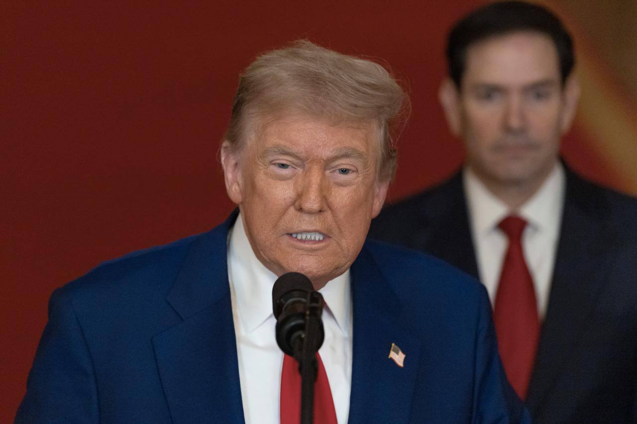 Трамп может отключить Евросоюзу интернет, передает Politico.   Издание называет «фатальной уязвимостью» Европы ее почти полная зависимость от американских поставщиков облачных услуг, сообщает РБК.  «Мысль, что он [Трамп] может приказать отключить [интернет] или сделать что-то еще для нанесения серьезного ущерба экономическим интересам [Европы], уже не настолько неправдоподобна, как могло показаться полгода назад», — заявил глава аналитического Центра по регулированию в Европе Зак Майерс.  IT-компаниям необходимо было раньше привлечь внимание к «нездоровой зависимости» от американских сервисов, отметил глава австрийского провайдера облачных сервисов Anexia Александер Виндбихлер. «Риск отключения — это новая парадигма», — заявил руководитель французской компании OVHcloud Бенджамин Ревколевски.  «Облако — как кран с водой. А что, если в какой-то момент кран закроется?»