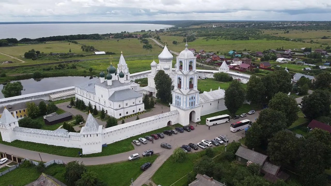 Никто не пострадал при пожаре в здании братского корпуса на территории Никитского монастыря в Переславле Залесском Ярославской области Переславская епархия Ранее местные власти сообщили что горит одно из зданий на территории монастыря Пожар возник в здании где проживают монахи трудники Угрозы перехода огня на другие здания нет Никитский мужской монастырь расположен в северной части города на берегу Плещеева озера По некоторым данным этот монастырь был основан ранее 1186 года и считается одним из древнейших в России Наш канал в MAX