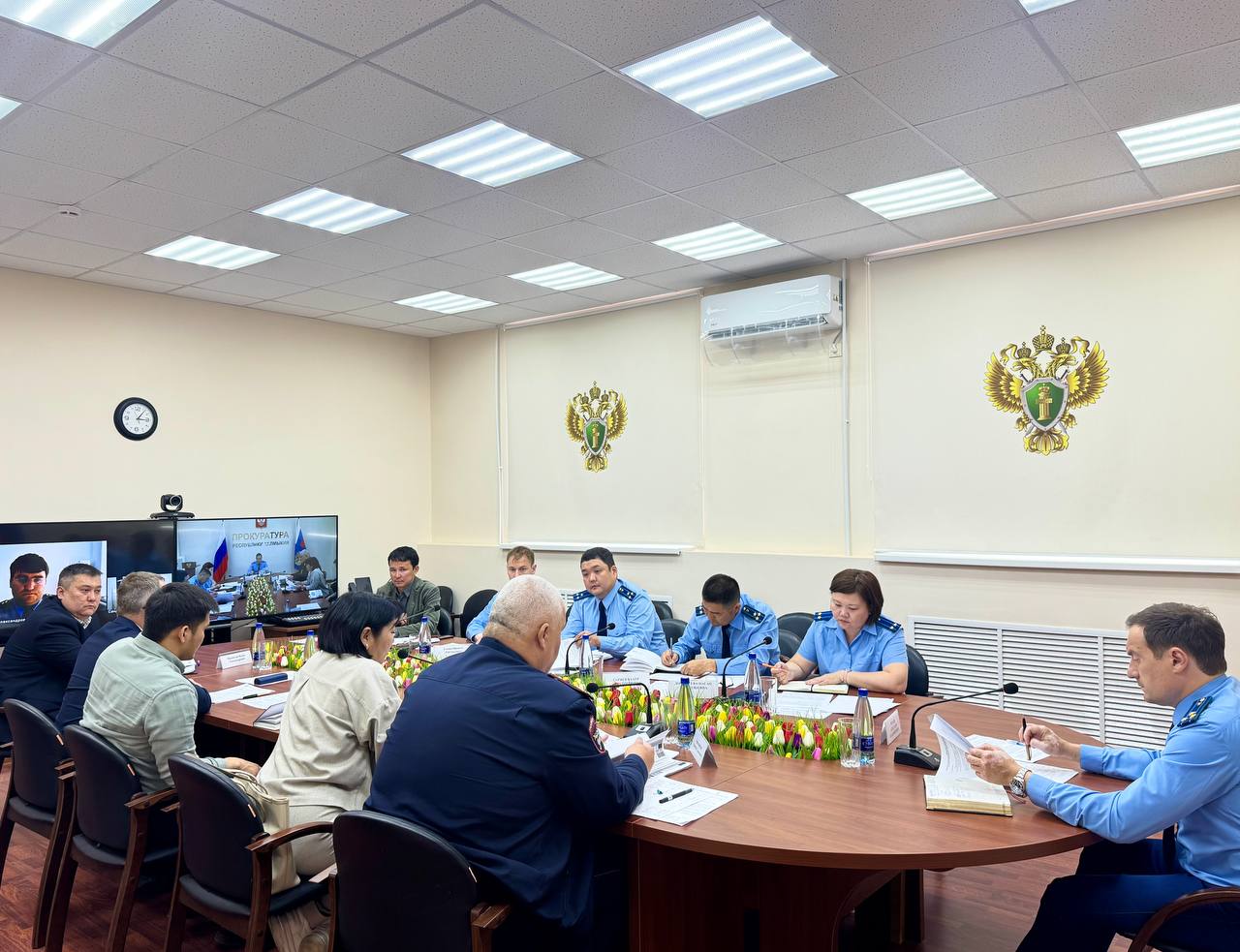 В прокуратуре состоялось заседание постоянной действующей межведомственной рабочей группы по вопросам обеспечения безопасности дорожного движения 21 мая 2025 года под председательством первого заместителя прокурора республики Александра Мухаева состоялось заседание межведомственной рабочей группы, посвященное вопросам состояния законности в сфере безопасности дорожного движения. В ее работе приняли участие представители Управления Госавтоинспекции МВД по Республике Калмыкия, Министерства по строительству, транспорту и дорожному хозяйству Республики Калмыкия, ФКУ «Упрдор «Каспий», Администрации г.Элисты, КУ РК «Центр информационных технологий и комплексной безопасности» и территориальные прокуроры. Основными темами обсуждения стали вопросы выполнения Министерством по строительству, транспорту и дорожному хозяйству РК, Администрацией города мероприятий по обустройству улично – дорожной сети, приведения автомобильных дорог в нормативное состояние, обеспечения их ремонта, оборудования элементами дорожного сервиса в рамках национального проекта «Инфраструктура для жизни». Заслушаны доклады участников рабочей группы об аварийности на автомобильных дорогах республики, основных причинах дорожно - транспортных происшествий далее - ДТП , причинах и условиях их совершения, принятых мерах по ликвидации мест концентраций ДТП, надлежащей эксплуатации комплексов фотовидеофиксации нарушений правил дорожного движения. Отмечены недостатки, отрицательно влияющие на безопасность дорожного движения, создающие предпосылки для возникновения ДТП. По итогам встречи выработан комплекс мероприятий, направленных на активизацию работы уполномоченных органов, исполнительной власти региона, органов местного самоуправления, правоохранительных и иных организаций и учреждений в целях обеспечения безопасности дорожного движения. Наш Телеграм-канал Наша страница в «ВКонтакте»