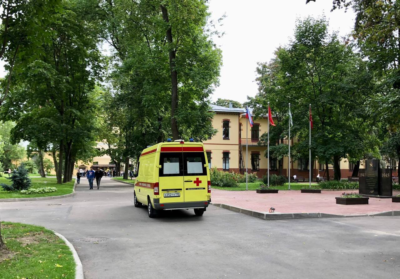 Травмоопасный сезон: врачи Педиатрического университета призывают родителей усилить контроль за детьми  За последние двое суток в клинику Педиатрического университета поступили трое детей с травмами, полученными во время отдыха на воде, неосторожных игр с механизмами и общения с животными.    Врачи напоминают, что безопасность детей требует постоянного внимания, и большинство травм можно избежать, если не оставлять ребенка без присмотра.  19 июля 14-летняя девочка серьезно травмировалась во время купания в озере Большое Борково  поселок Сосново, Ленинградская область . При прыжке в воду вниз головой она ударилась подбородком и нижней губой о предмет под водой. Скорая помощь доставила девочку в детское приемное отделение Педиатрического университета. Врачи диагностировали перелом нижней челюсти со смещением, ушибленно-лоскутные раны губы и перелом зуба. В тот же день вечером в клинику доставили 9-летнюю девочку с укушенной раной предплечья. Ребенка укусила домашняя собака, хотя животное было привито от бешенства. После обработки раны и осмотра врачи отпустили девочку на амбулаторное лечение. 20 июля в клинику госпитализировали полуторагодовалого мальчика с травматической ампутацией части пальца. Малыш задел велосипедную цепь, находясь на балконе. Ребенку потребовалась срочная хирургическая помощь, и его направили в 4-е хирургическое отделение.   — Летом количество детских травм резко возрастает. Водоемы, активные игры, домашние животные и даже обычные бытовые предметы могут стать источником опасности. Мы настоятельно рекомендуем родителям не оставлять детей без присмотра и заранее объяснять им правила безопасного поведения, — отмечают специалисты СПбГПМУ.  Клиника Педиатрического университета продолжает круглосуточно оказывать помощь маленьким пациентам.