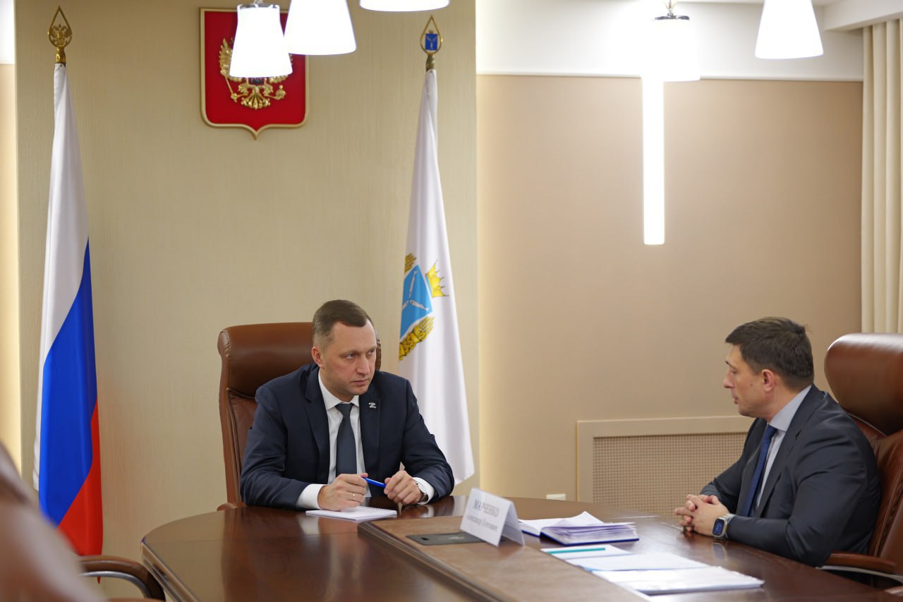 В регионе создано более 2000 рабочих мест благодаря реализации инвестпроектов Губернатор Роман Бусаргин провел рабочую встречу с министром инвестиционной политики Александром Марченко Основной темой разговора стало подведение итогов работы за 9 месяцев текущего года По итогам третьего квартала инвестиционный портфель региона включает 275 крупных инвестиционных проектов с общим объемом инвестиций более 1 трлн рублей Большинство проектов реализуется в сфере промышленного производства транспорта и хранения сельского хозяйства культуры спорта организации досуга и развлечений С 1 января 2025 года начали реализацию 66 новых инвестиционных проектов на общую сумму 34 млрд рублей За 9 месяцев реализовано 52 инвестиционных проекта с общим объемом финансирования свыше 15 млрд рублей Создано более 2 тысяч новых рабочих мест по итогам года планируется создание порядка 2 5 тысячи новых рабочих мест Министерству необходимо продолжать разработку инвестиционных предложений чтобы их презентовать потенциальным инвесторам Это комплексная работа в которой должны быть задействованы и местные власти Со своей стороны вы должны не только анализировать запросы создавать условия и предлагать проекты инвесторам но и оказывать необходимую помощь муниципальным районам отметил губернатор Роман Бусаргин Канал Пул Z 64 в МАХ
