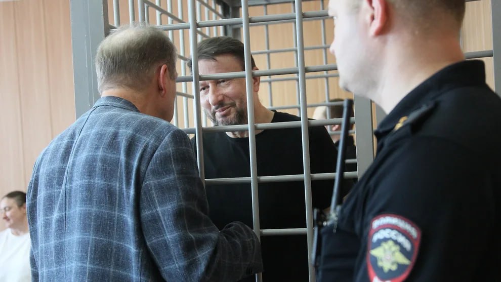 Девять миллионов рублей в конверт не уберутся Арестованного экс спикера нижегородской думы и бывшего руководителя Арзамасского приборостроительного завода АПЗ Олега Лавричева допросили в суде по его уголовному делу Ему вменяют преступления связанные с передачей в клинику жены приобретенного за счет АПЗ маммографа и незаконной продажей старого заводского жилья аффилированной компании Бывший депутат признал что нарушения с его стороны были но он не имел злого умысла и старался работать на благо предприятия и заводчан Часть ответственности Олег Лавричев возложил на проходящую с ним по делу бывшую подчиненную Светлану Смирнову сообщив что инициатива продажи непрофильных активов исходила от нее и она оформляла сделки АПЗ потребовал взыскать с обоих подсудимых 62 млн руб ущерба но эту сумму представитель завода обосновать не смог Подробнее на нашем сайте Фото Роман Яровицын Коммерсантъ Подписывайтесь на Ъ Приволжье